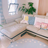 「ソファに座ったままでも手が届く！実用的でインテリア性も高い、ソファ周りの収納アイデア6選」の画像2