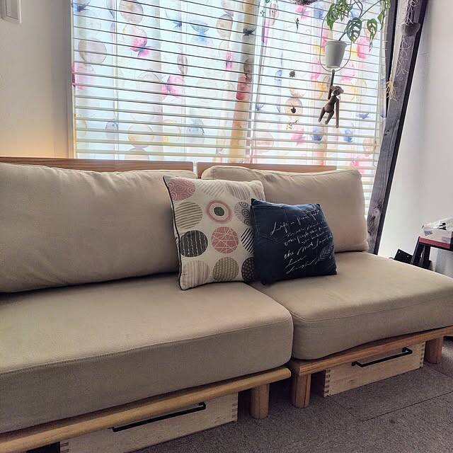 ソファに座ったままでも手が届く！実用的でインテリア性も高い、ソファ周りの収納アイデア6選