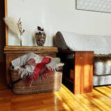 「ソファに座ったままでも手が届く！実用的でインテリア性も高い、ソファ周りの収納アイデア6選」の画像4