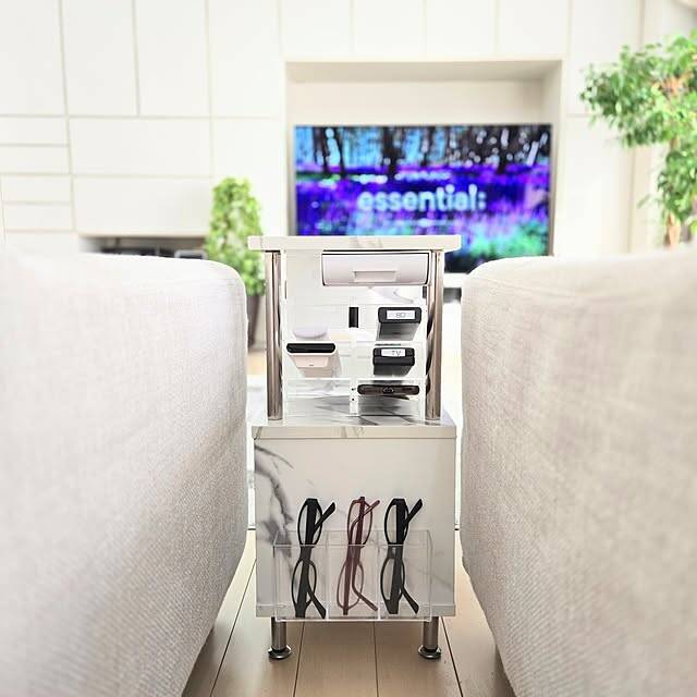 ソファに座ったままでも手が届く！実用的でインテリア性も高い、ソファ周りの収納アイデア6選