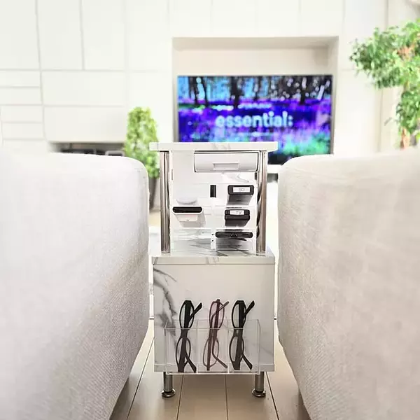 「ソファに座ったままでも手が届く！実用的でインテリア性も高い、ソファ周りの収納アイデア6選」の画像