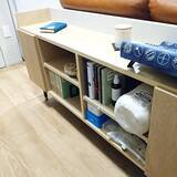 「ソファに座ったままでも手が届く！実用的でインテリア性も高い、ソファ周りの収納アイデア6選」の画像7