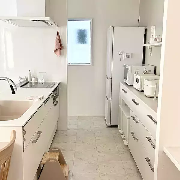 「「やさしい淡色に包まれて。動作も気持ちもクリアになる、機能的なホワイトキッチン」 by moeさん」の画像