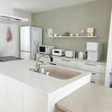 「「やさしい淡色に包まれて。動作も気持ちもクリアになる、機能的なホワイトキッチン」 by moeさん」の画像3