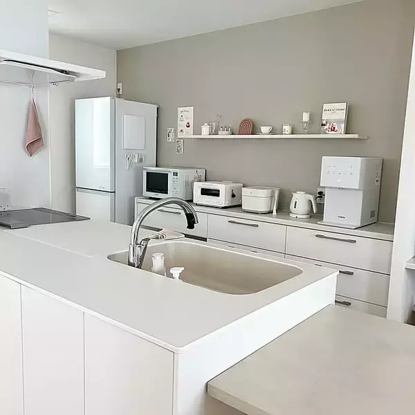 「「やさしい淡色に包まれて。動作も気持ちもクリアになる、機能的なホワイトキッチン」 by moeさん」の画像