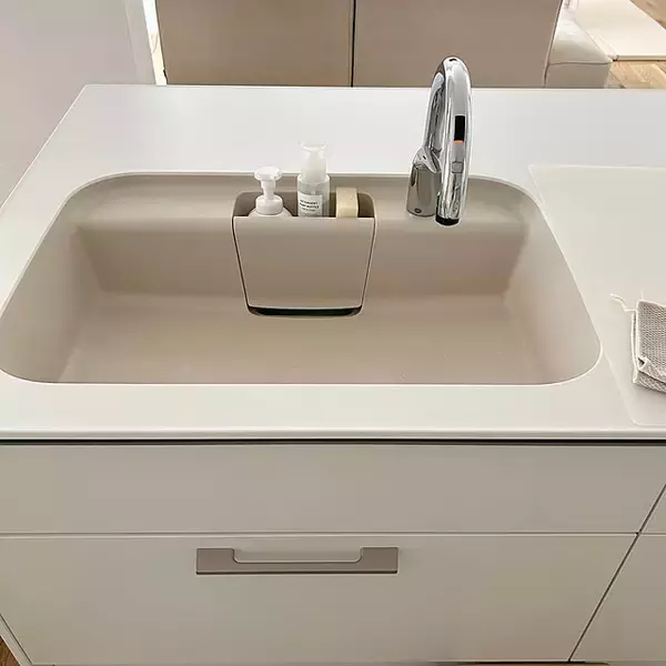 「「やさしい淡色に包まれて。動作も気持ちもクリアになる、機能的なホワイトキッチン」 by moeさん」の画像