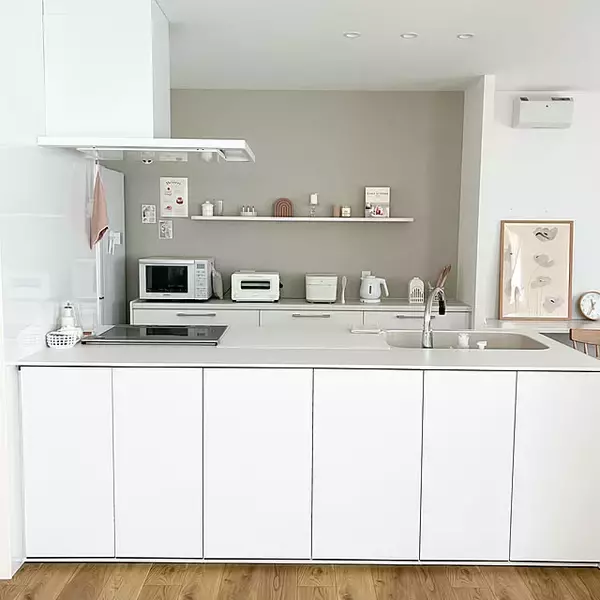 「「やさしい淡色に包まれて。動作も気持ちもクリアになる、機能的なホワイトキッチン」 by moeさん」の画像