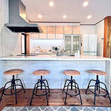 「「清々しいカフェカウンターが主役。収納の工夫とDIYで形にする、動線まで美しいキッチン」 by mamyuさん」の画像1