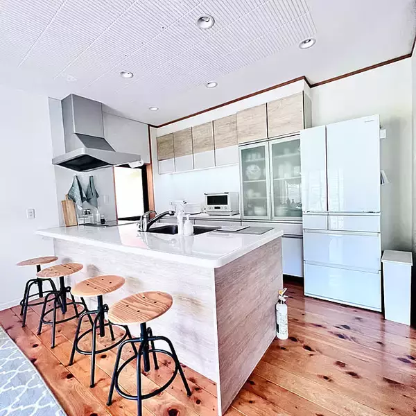 「「清々しいカフェカウンターが主役。収納の工夫とDIYで形にする、動線まで美しいキッチン」 by mamyuさん」の画像