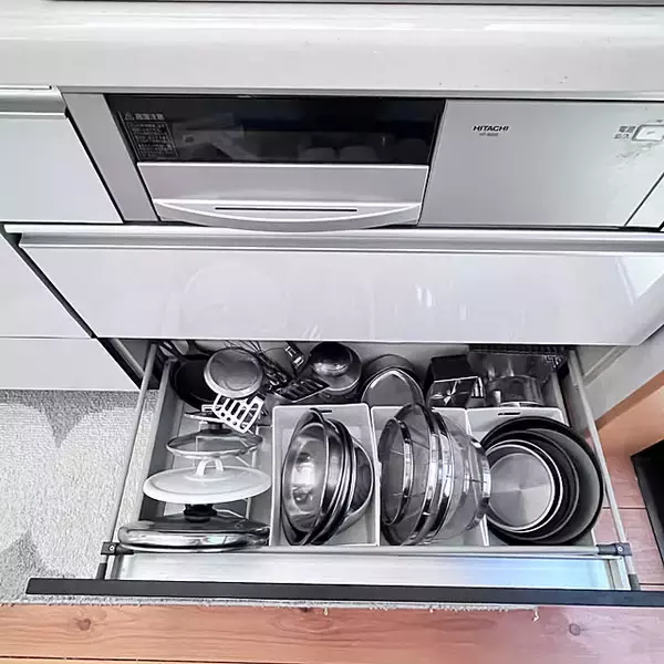 「「清々しいカフェカウンターが主役。収納の工夫とDIYで形にする、動線まで美しいキッチン」 by mamyuさん」の画像