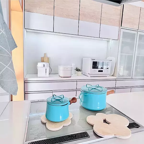 「「清々しいカフェカウンターが主役。収納の工夫とDIYで形にする、動線まで美しいキッチン」 by mamyuさん」の画像