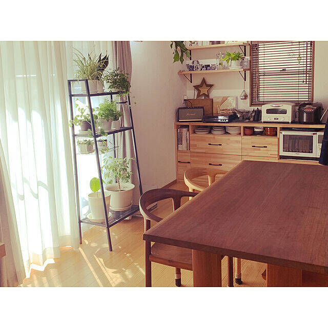 シンプルだから使いやすい！IKEA「LERBERG（レールベリ）」のあるリビング