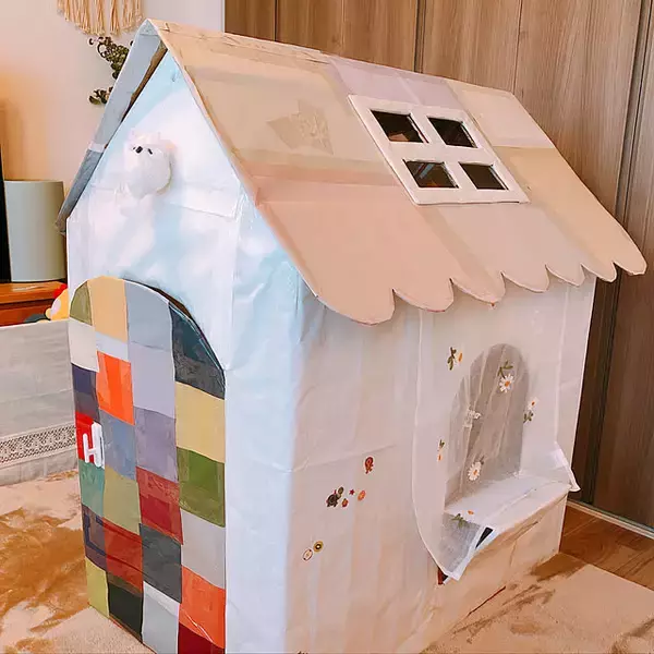 「身近な材料で遊び心を満たす♪子どもからペットまで楽しめるダンボールハウスのDIY実例6選」の画像