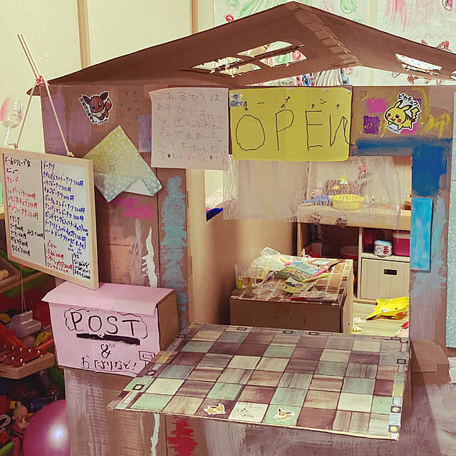 身近な材料で遊び心を満たす♪子どもからペットまで楽しめるダンボールハウスのDIY実例6選