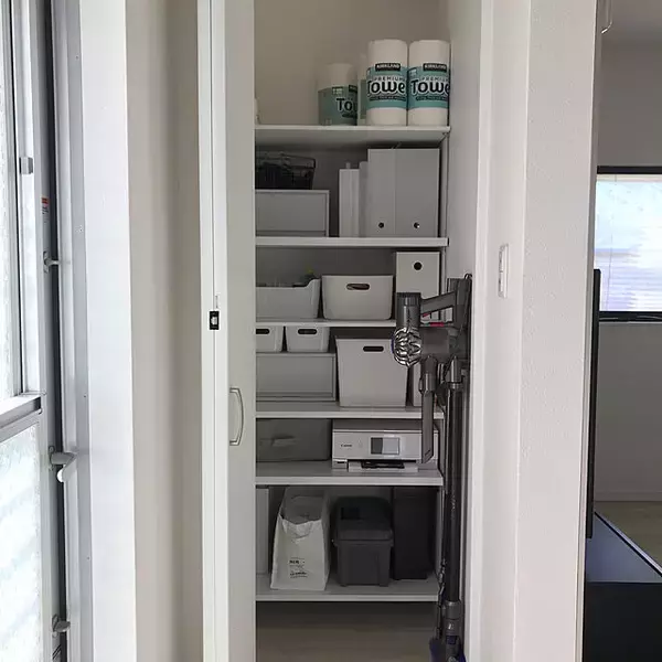 「ムダなく使いこなしておうちスッキリ！リビングの納戸収納」の画像