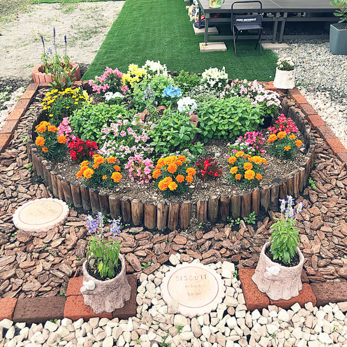 庭づくりがもっと楽しくなる♪ブロックやレンガを使った花壇DIYの実例 