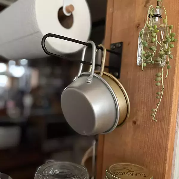 「自分で棚作りからカーテンレールまで♪セリアの金具パーツを活用したDIYのアイデア」の画像