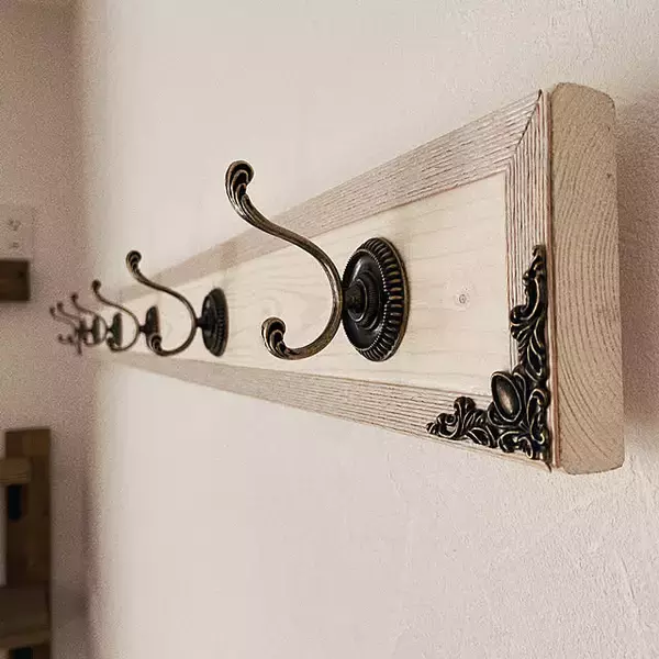 「自分で棚作りからカーテンレールまで♪セリアの金具パーツを活用したDIYのアイデア」の画像