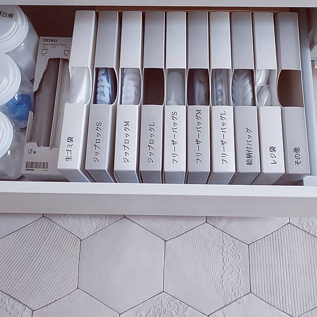 取り出しやすく、かさばらない☆すっきり片付くジッパーバッグの収納方法