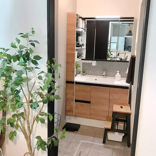 「毎日みんなが使うスペースだから。DIYで洗面所をお気に入り空間に」の画像