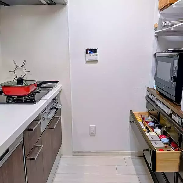 「使い勝手と美しさを両立！自分らしいキッチン背面収納の作り方」の画像