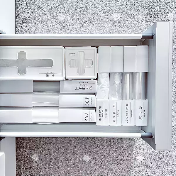 「「リビングと心地よく繋がるキッチン。飾る楽しみと使いやすさを両立する工夫」 by pooさん」の画像