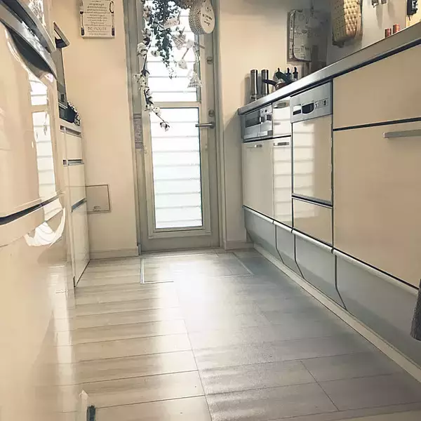 「汚れを防いで小まめに掃除！キッチンの床をきれいに保つ工夫」の画像