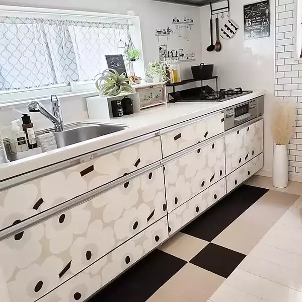 「汚れを防いで小まめに掃除！キッチンの床をきれいに保つ工夫」の画像