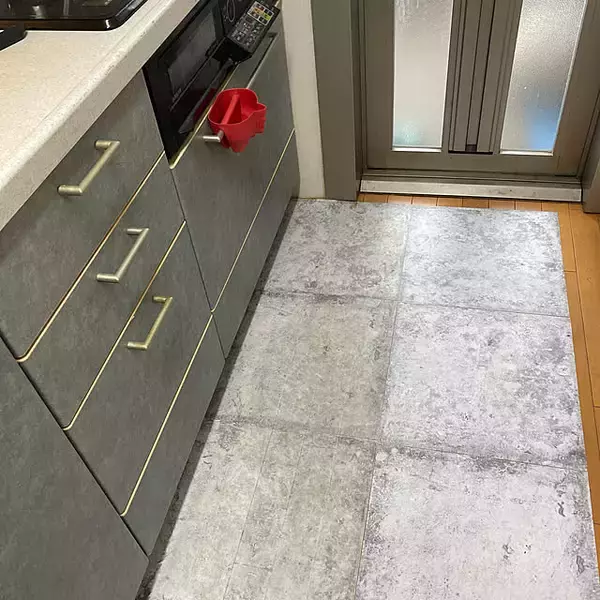 「汚れを防いで小まめに掃除！キッチンの床をきれいに保つ工夫」の画像