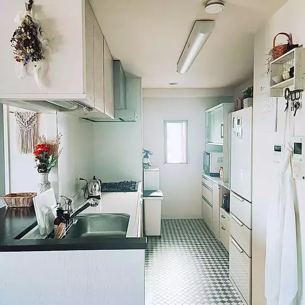 「汚れを防いで小まめに掃除！キッチンの床をきれいに保つ工夫」の画像