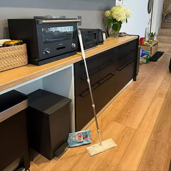 「汚れを防いで小まめに掃除！キッチンの床をきれいに保つ工夫」の画像