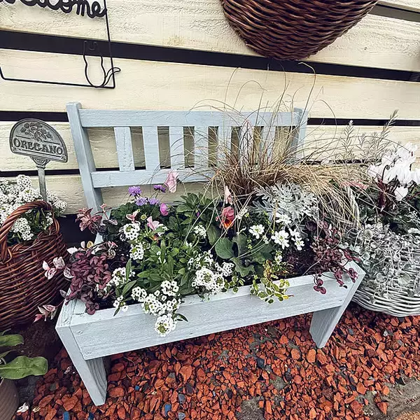 「手づくりで叶える理想のお庭♡雰囲気別にチェックするDIY花壇6選」の画像