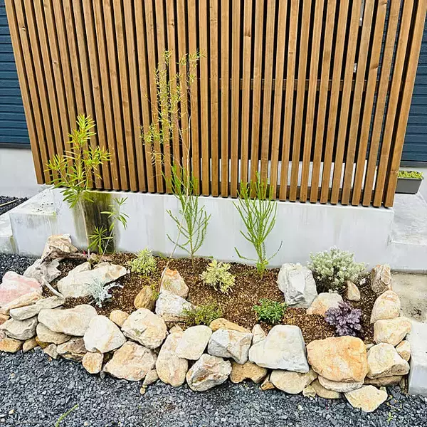 「手づくりで叶える理想のお庭♡雰囲気別にチェックするDIY花壇6選」の画像
