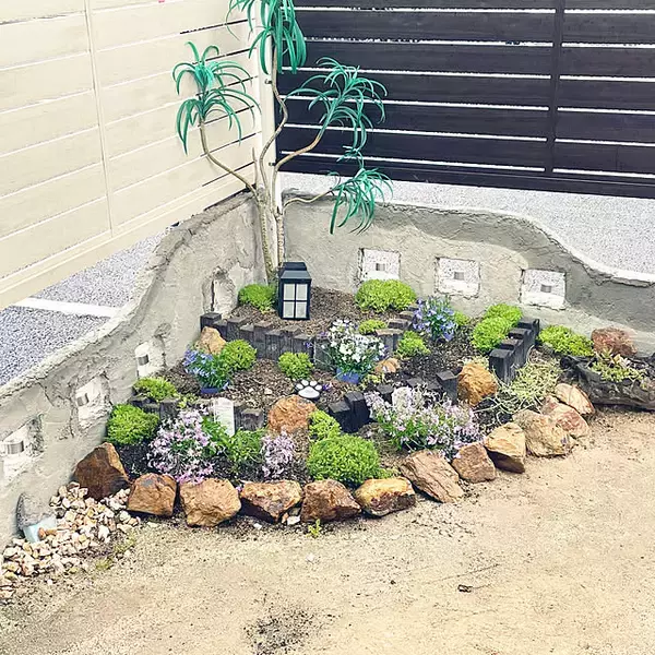 「手づくりで叶える理想のお庭♡雰囲気別にチェックするDIY花壇6選」の画像