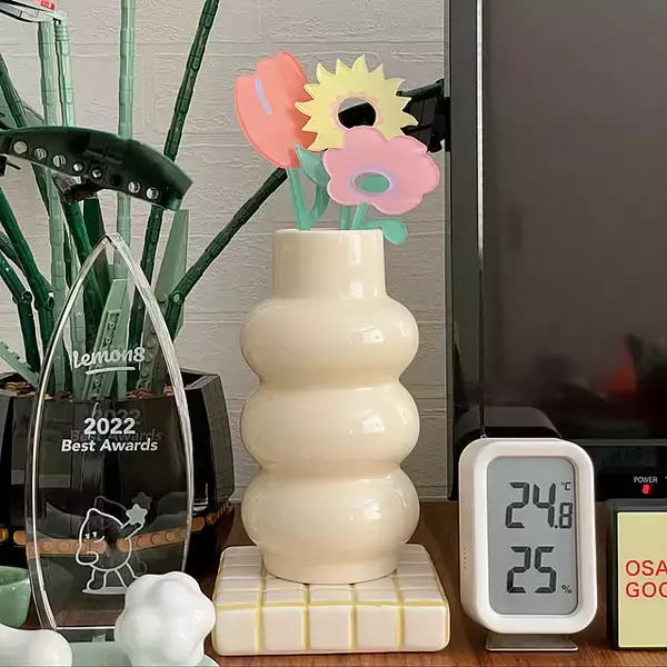 「【みんなが選んだ！】花のある暮らしがもっと楽しくなる♪3COINSのフラワーベース5選」の画像