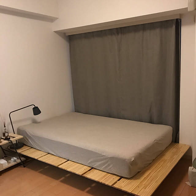 高さを抑えて広々した空間を作る。ローベッドでコーディネートされた寝室