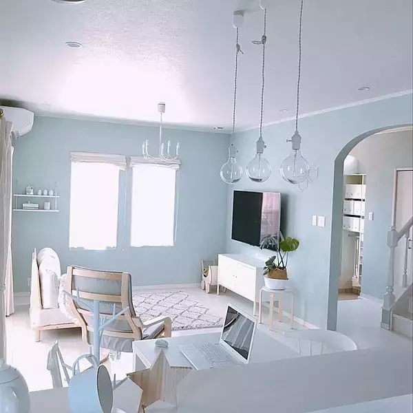 「自然を感じるさわやかさ！癒しの水色が主役のコーディネート10選」の画像