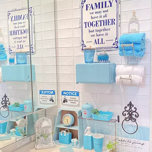 「自然を感じるさわやかさ！癒しの水色が主役のコーディネート10選」の画像