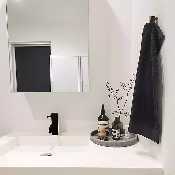 「ハンサムなデザインに魅了される。Aesopのアイテムがある上質な空間」の画像