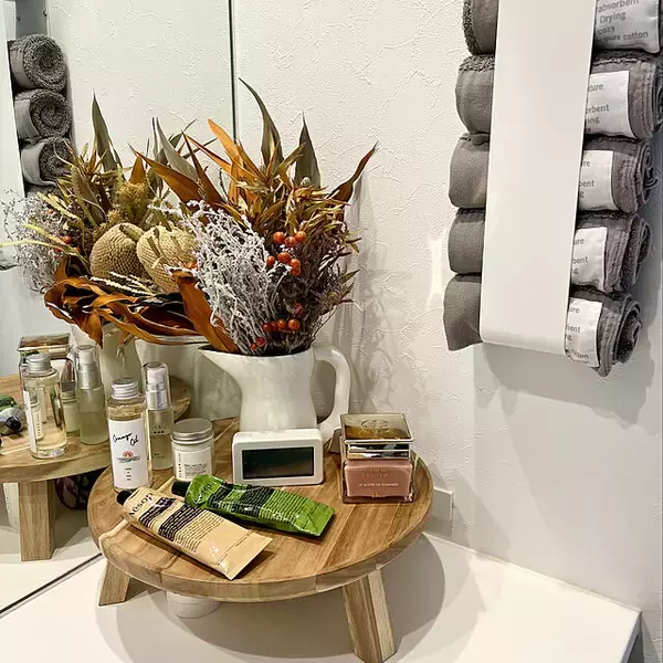 「ハンサムなデザインに魅了される。Aesopのアイテムがある上質な空間」の画像