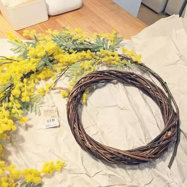 「「ヘアゴムで留めるだけ！好きなフェイクフラワーで楽しむ、リースのつくり方」 by figaroさん」の画像