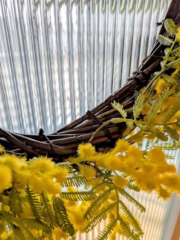 「「ヘアゴムで留めるだけ！好きなフェイクフラワーで楽しむ、リースのつくり方」 by figaroさん」の画像