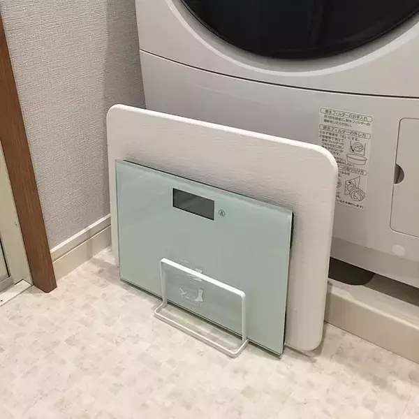 「隙間や便利グッズの活用でお部屋にぴったりの置き方が見つかる☆体重計の置き方アイデア6選」の画像