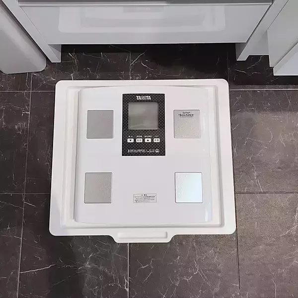 「隙間や便利グッズの活用でお部屋にぴったりの置き方が見つかる☆体重計の置き方アイデア6選」の画像