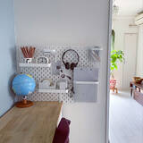 「有孔ボードが便利！IKEAのスコーディスを使った壁面収納のアイデア6選」の画像2