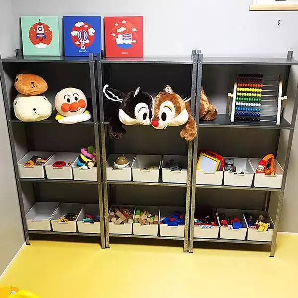 「散らかりがちなキッズスペースがすっきり片付く！IKEA収納アイテムで叶える親子にうれしい空間づくり」の画像