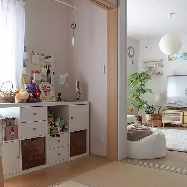 「散らかりがちなキッズスペースがすっきり片付く！IKEA収納アイテムで叶える親子にうれしい空間づくり」の画像