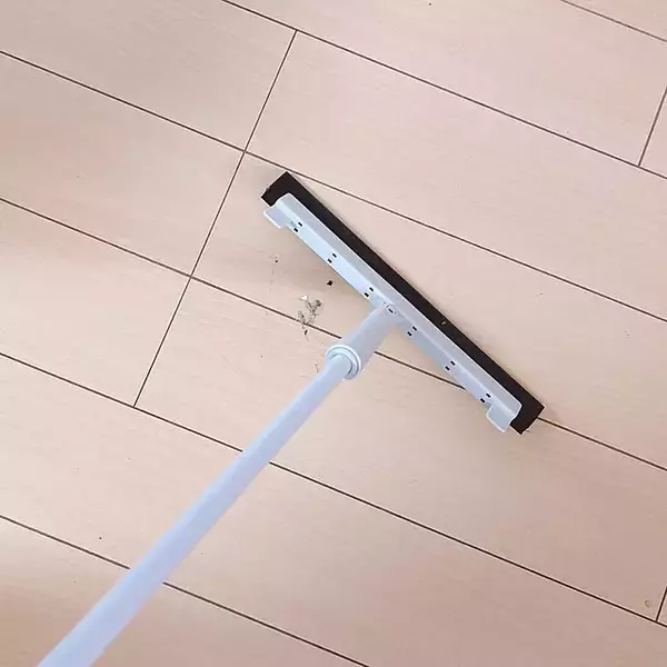 「便利なモップやお掃除クリーナーでサラサラな床に♪キレイな床をキープするための掃除の方法」の画像