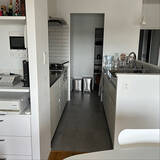 「手軽で楽に掃除ができる！キッチンの床をキレイに保つアイデア10選」の画像1