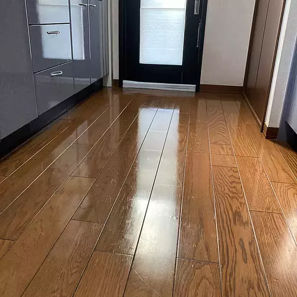 「手軽で楽に掃除ができる！キッチンの床をキレイに保つアイデア10選」の画像